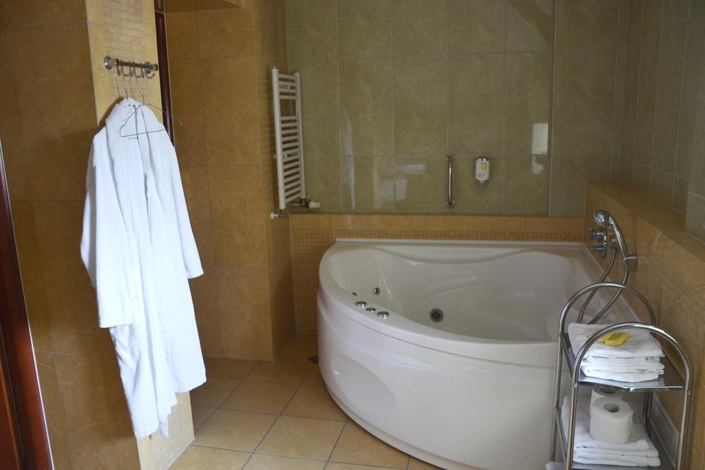 Hotel Nowodworski Легница Экстерьер фото