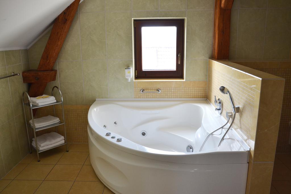 Hotel Nowodworski Легница Экстерьер фото
