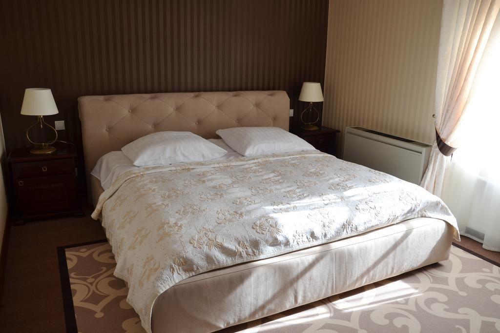Hotel Nowodworski Легница Экстерьер фото