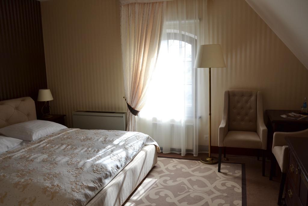 Hotel Nowodworski Легница Экстерьер фото