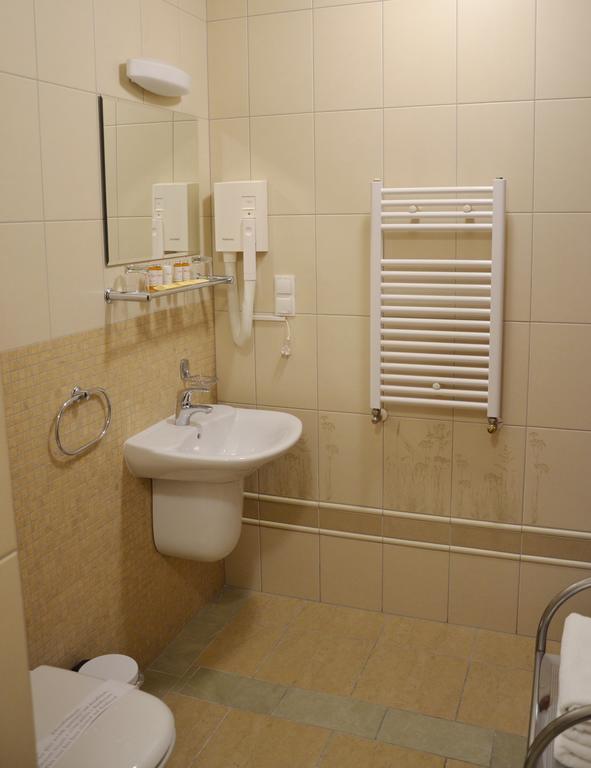 Hotel Nowodworski Легница Экстерьер фото