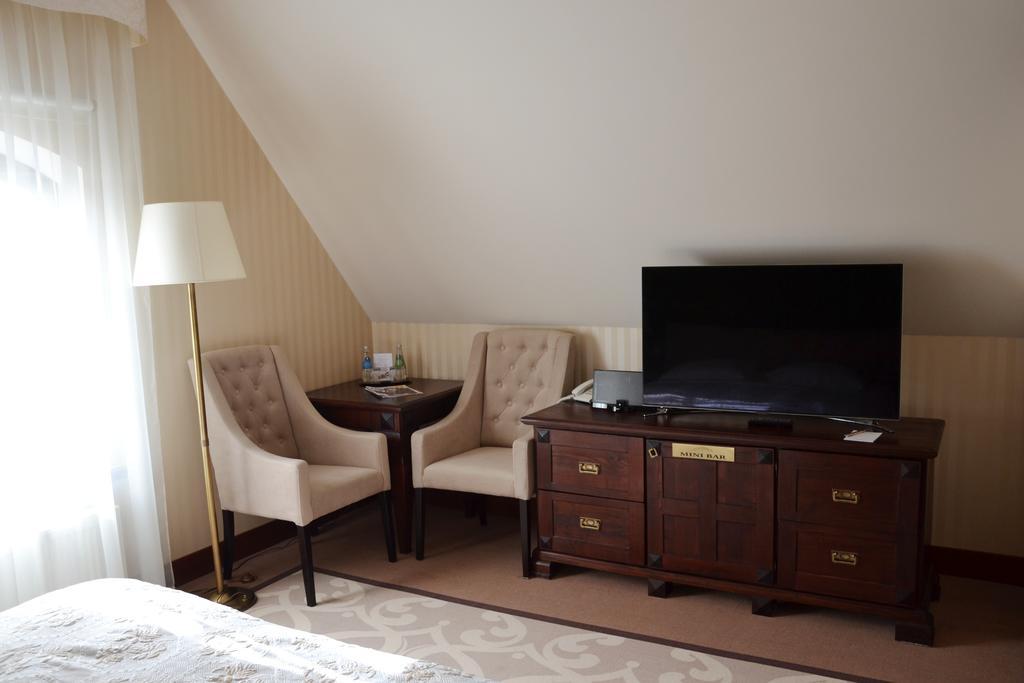 Hotel Nowodworski Легница Экстерьер фото