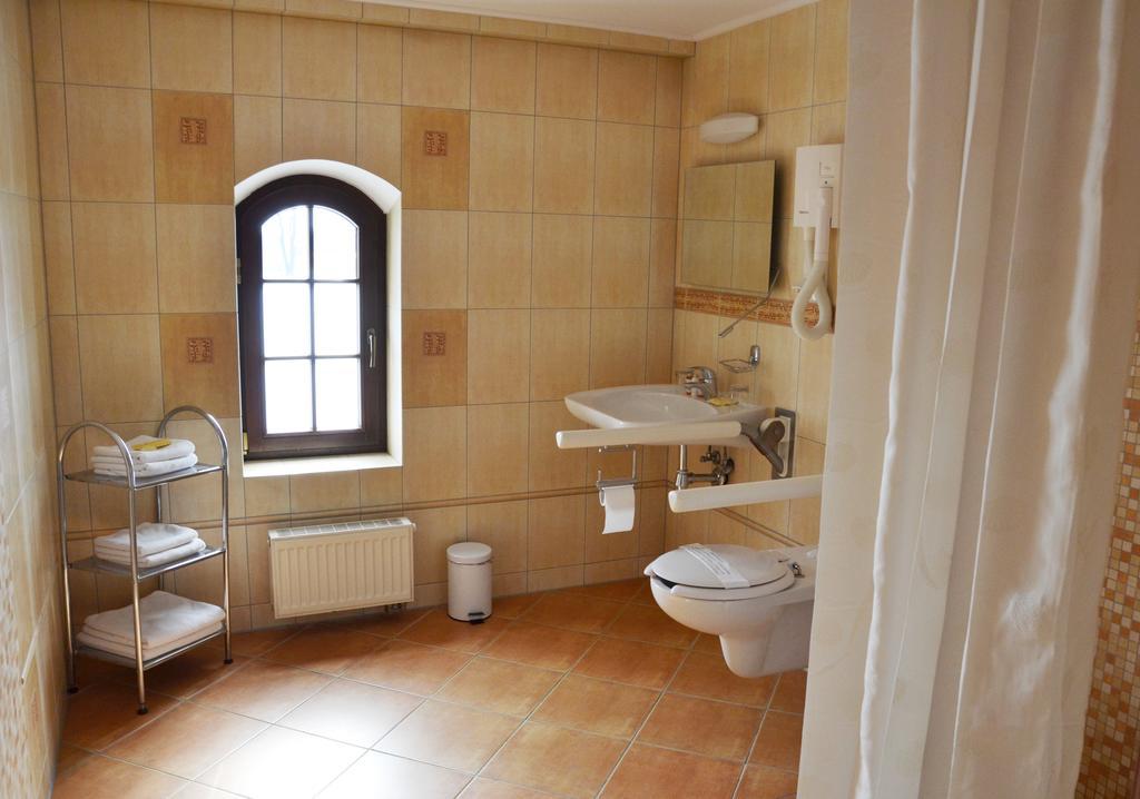 Hotel Nowodworski Легница Экстерьер фото