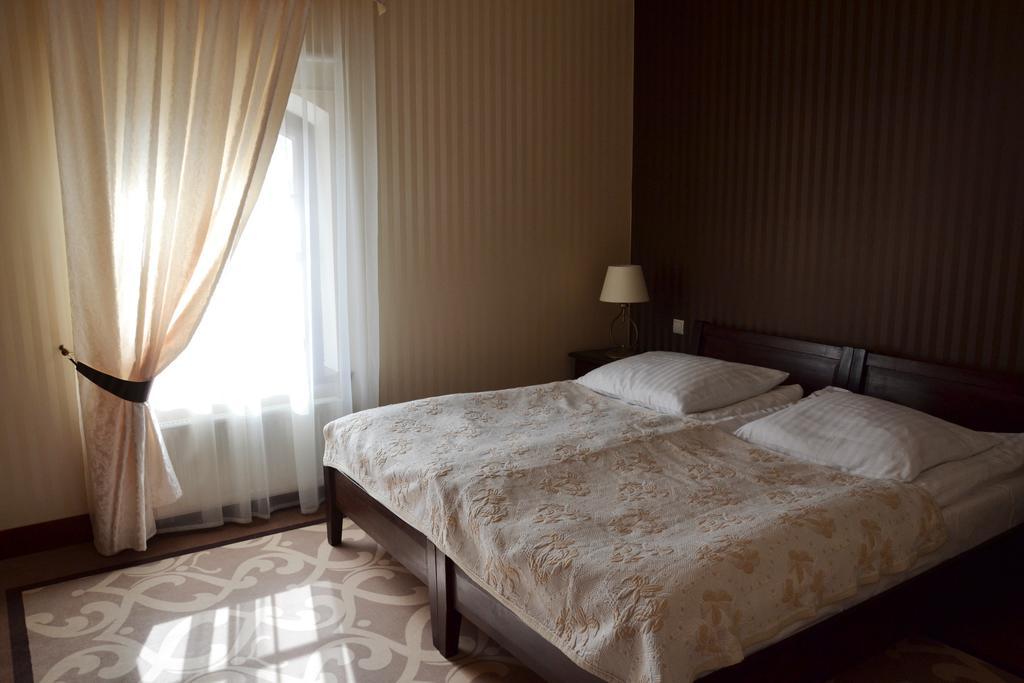 Hotel Nowodworski Легница Экстерьер фото