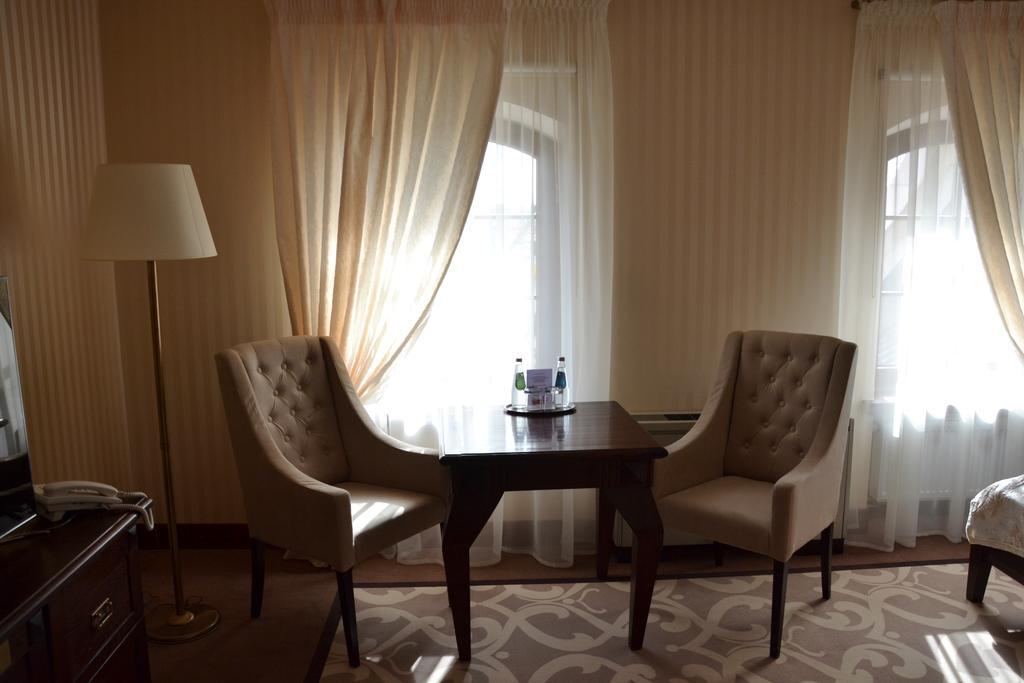Hotel Nowodworski Легница Экстерьер фото