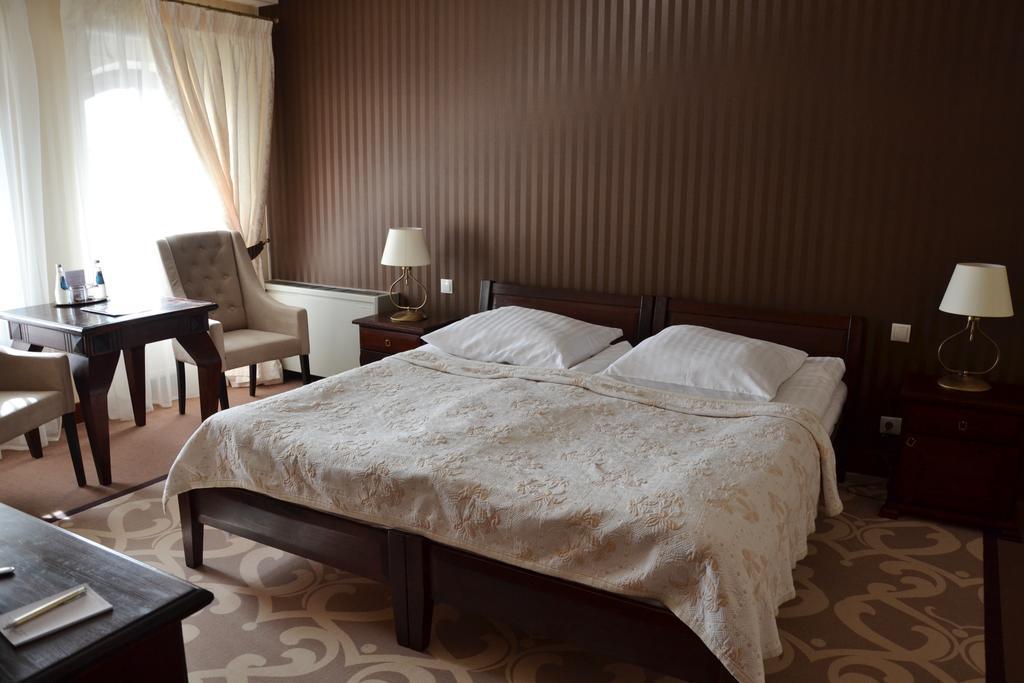 Hotel Nowodworski Легница Экстерьер фото