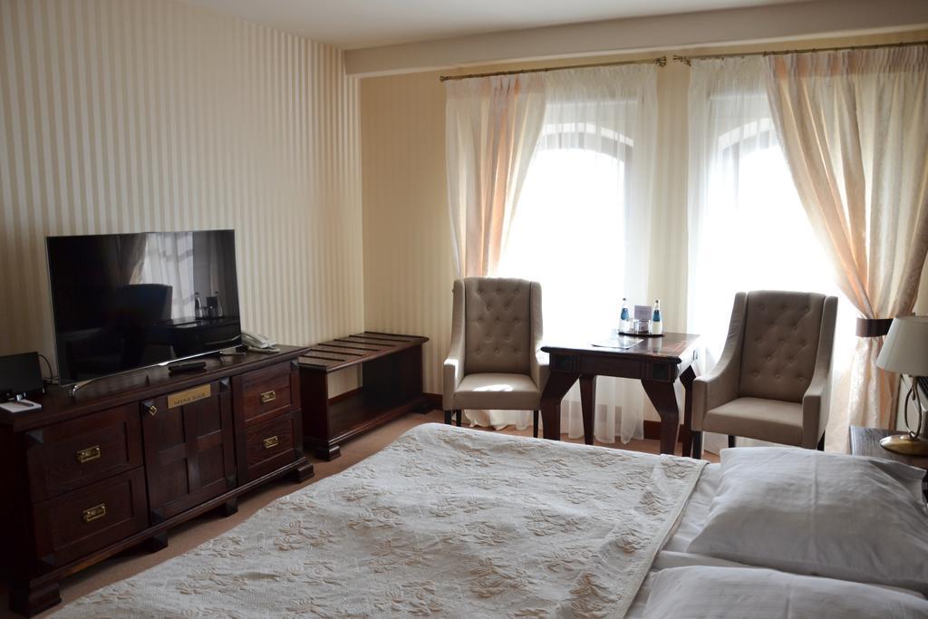 Hotel Nowodworski Легница Экстерьер фото