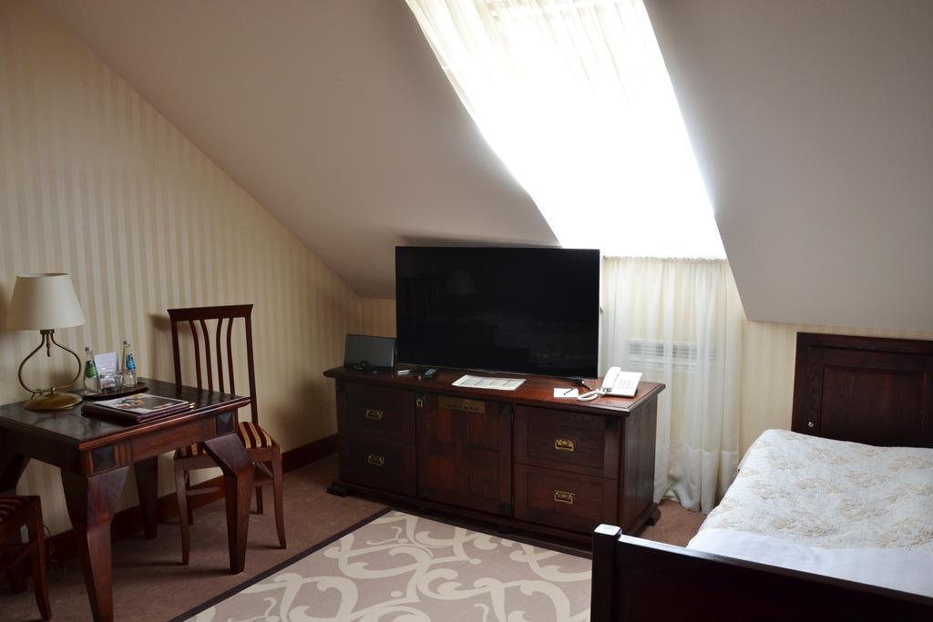 Hotel Nowodworski Легница Экстерьер фото
