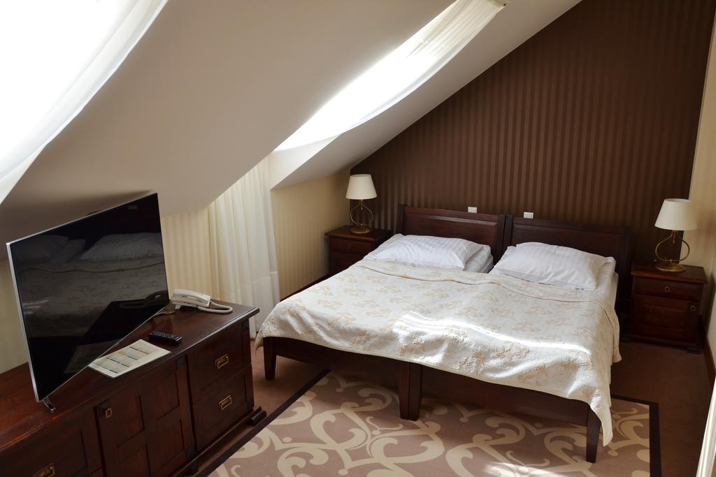Hotel Nowodworski Легница Экстерьер фото